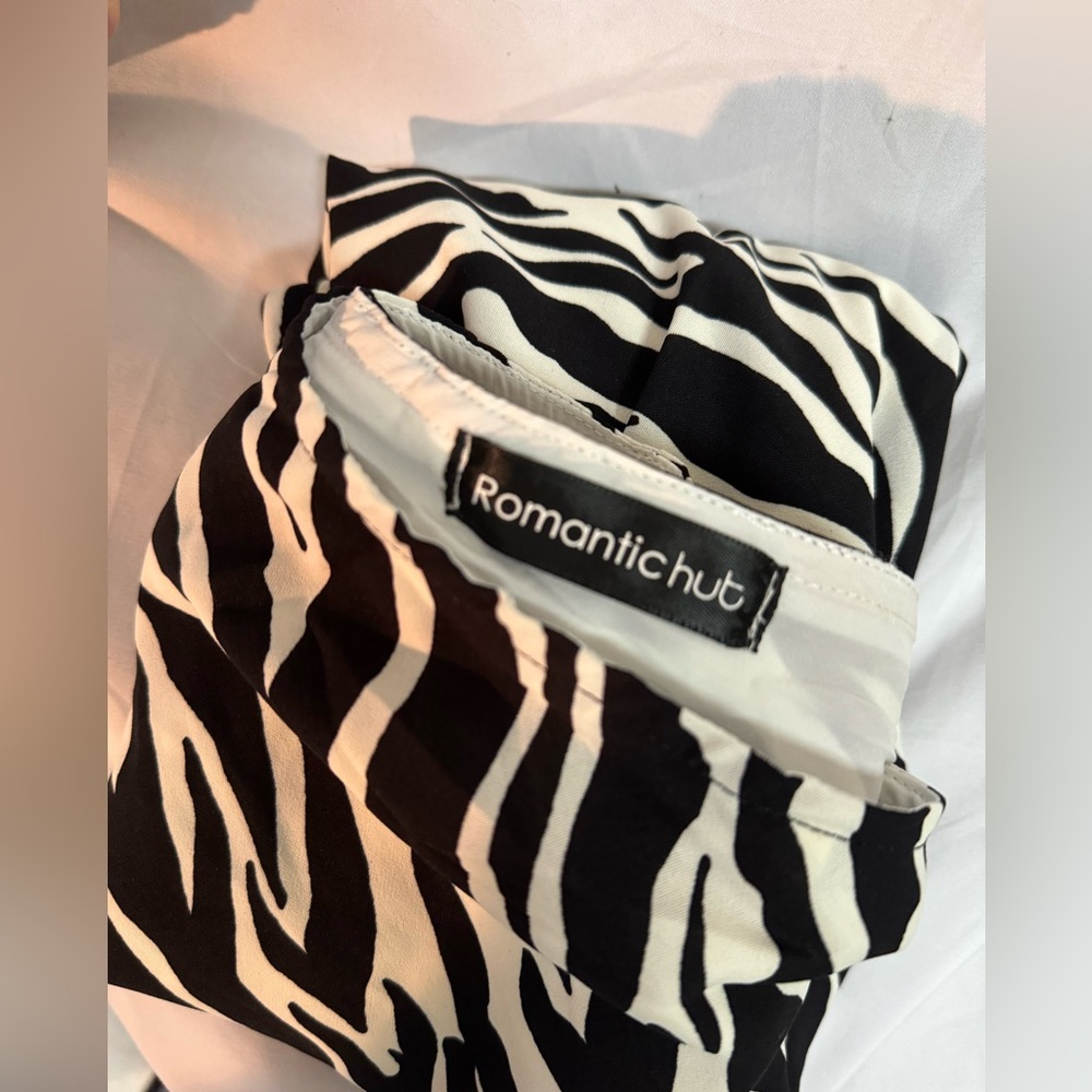 One shoulder top-zebra pattern. - Picture 3 of 4